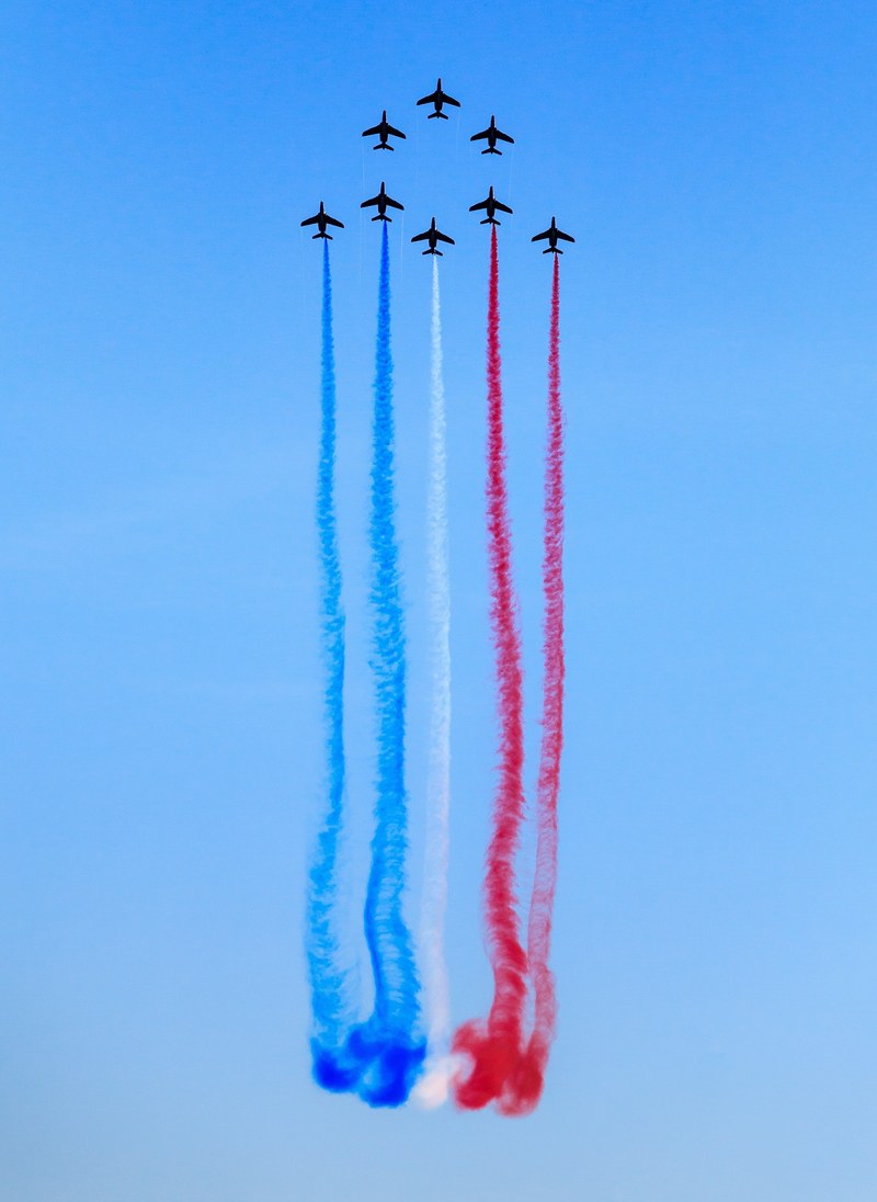 fighter jets making red white and blue smoke in the air, _red white blue smoke 4k