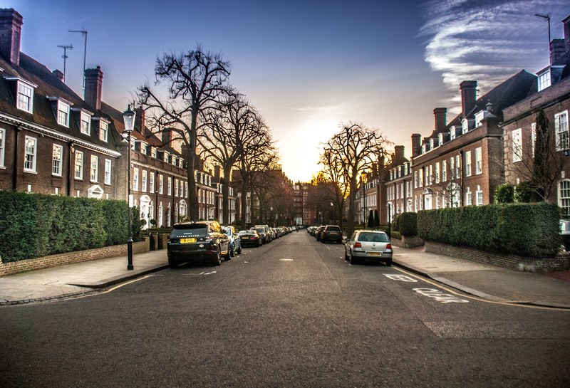 a quiet suburban street with terraced houses in kensington, terraced houses in kensington 4k