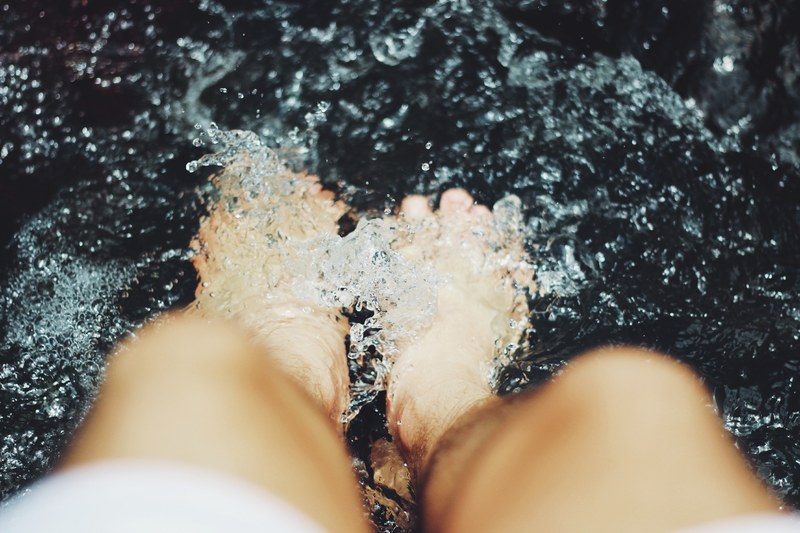 water feet splash and leg 4k