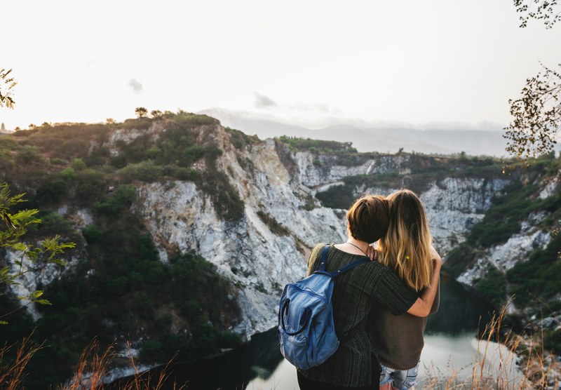 woman female backpack and friends 4k