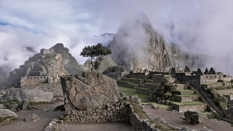 ruins of the ancient incan citadel machu picchu on a misty morning, ruins of machu picchu 4k