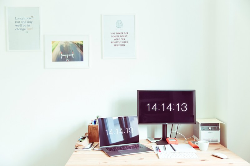 screensaver mac book laptop and freelancer 4k