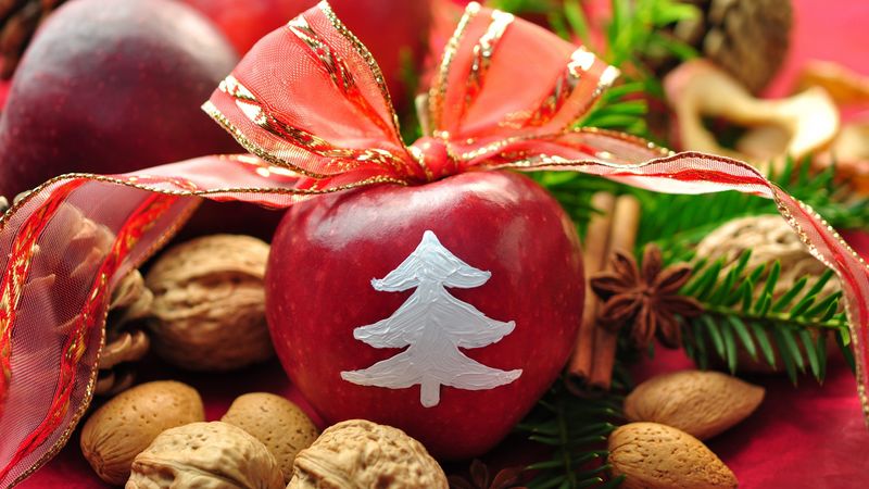 new year, holiday, table, apples, ribbon, bow, decoration, walnuts, pine needles, pine cones, cinnamon, 4k