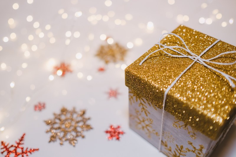 gold snowflake string and box 4k