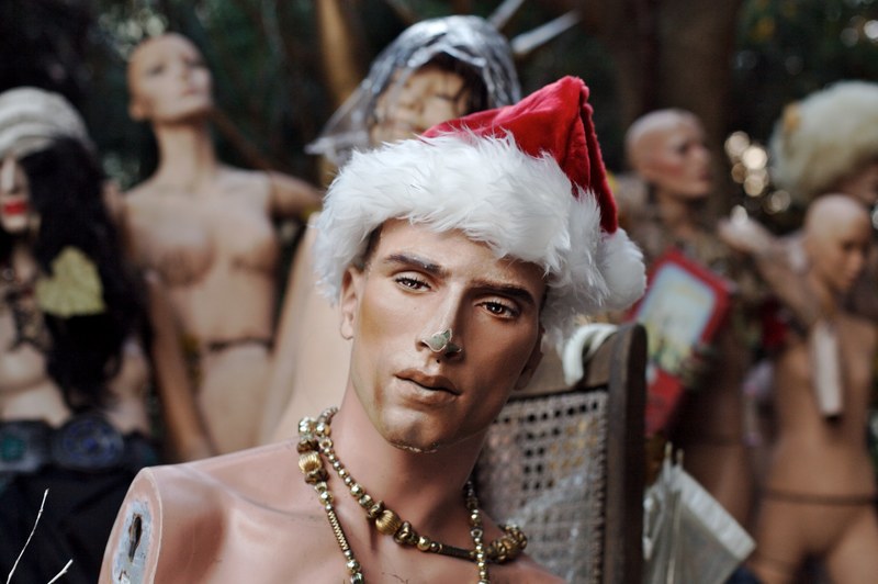 mannequin christmas santa hat and necklace 4k
