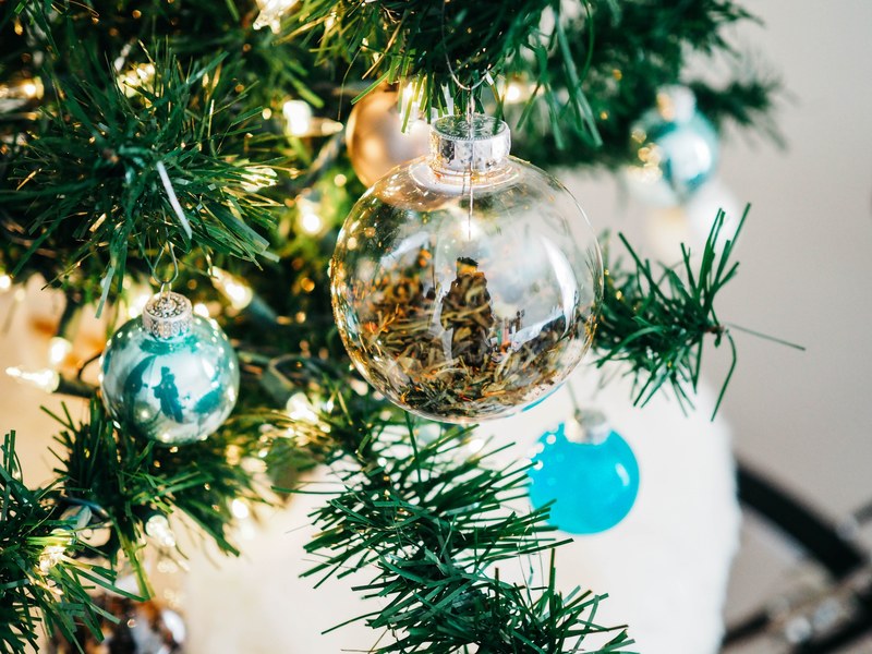 tree christmas tree lights and bauble 4k