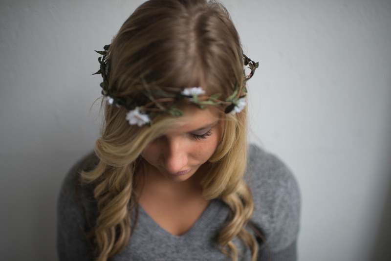 a blonde woman in a headband made of white flowers, white flower crown 4k