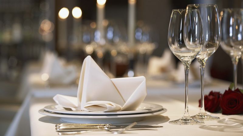 desk, restaurant, wine glasses, plates, flowers, roses, 4k