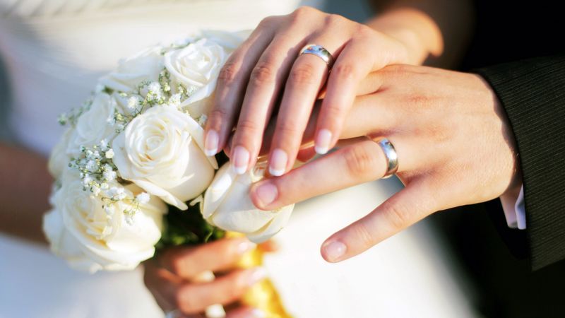 hands, wedding, rings, bouquet, roses, 4k
