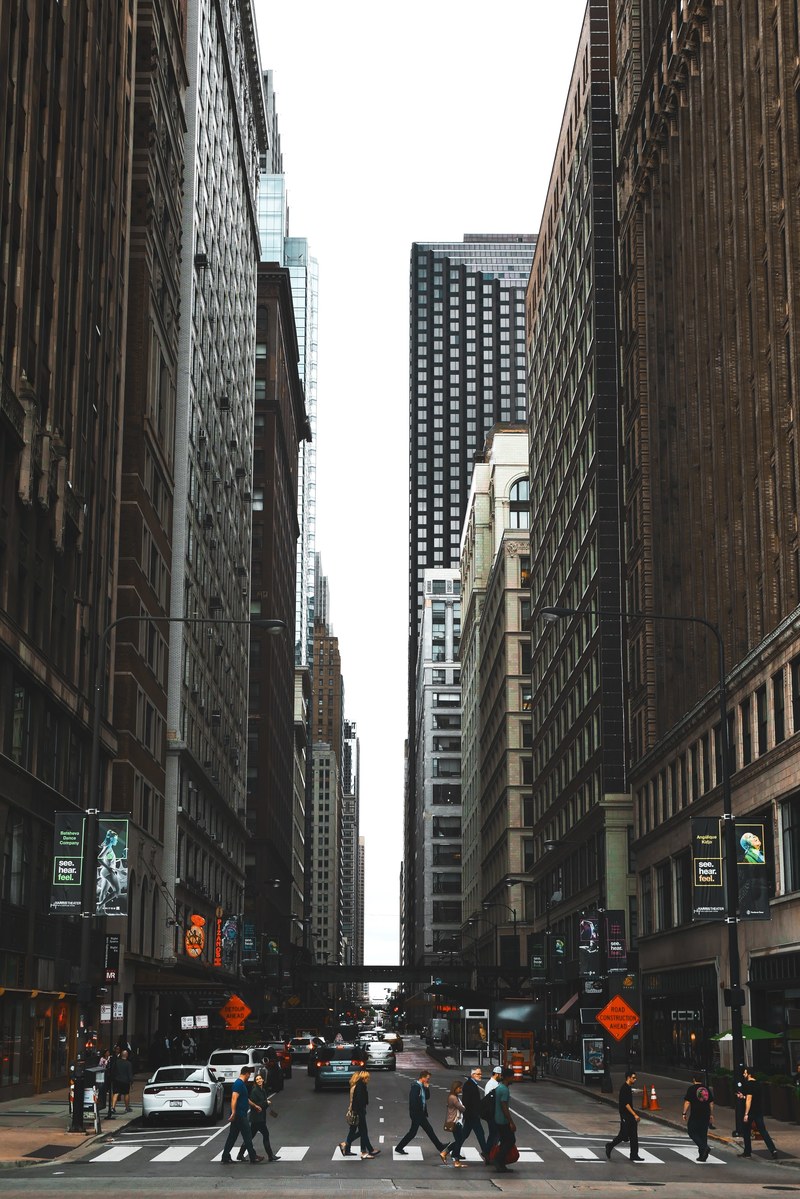 a distant shot of pedestrians on a crosswalk in chicago, street crossing chicago 4k