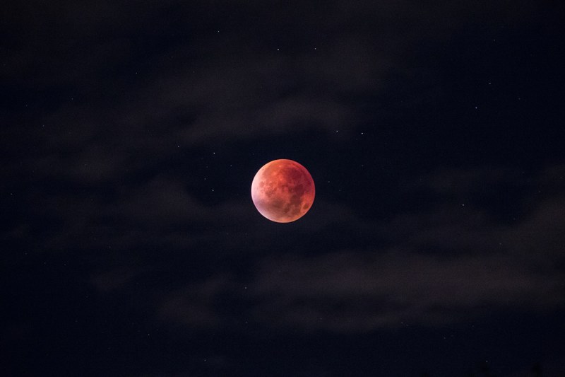 a blood moon on the sky of stockholm on account of the lunar eclipse, total lunar eclipse stockholm 4k