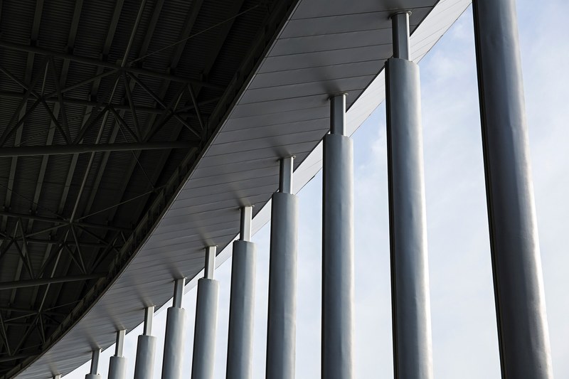large beams supporting the roof of a sports arena, support beams 4k