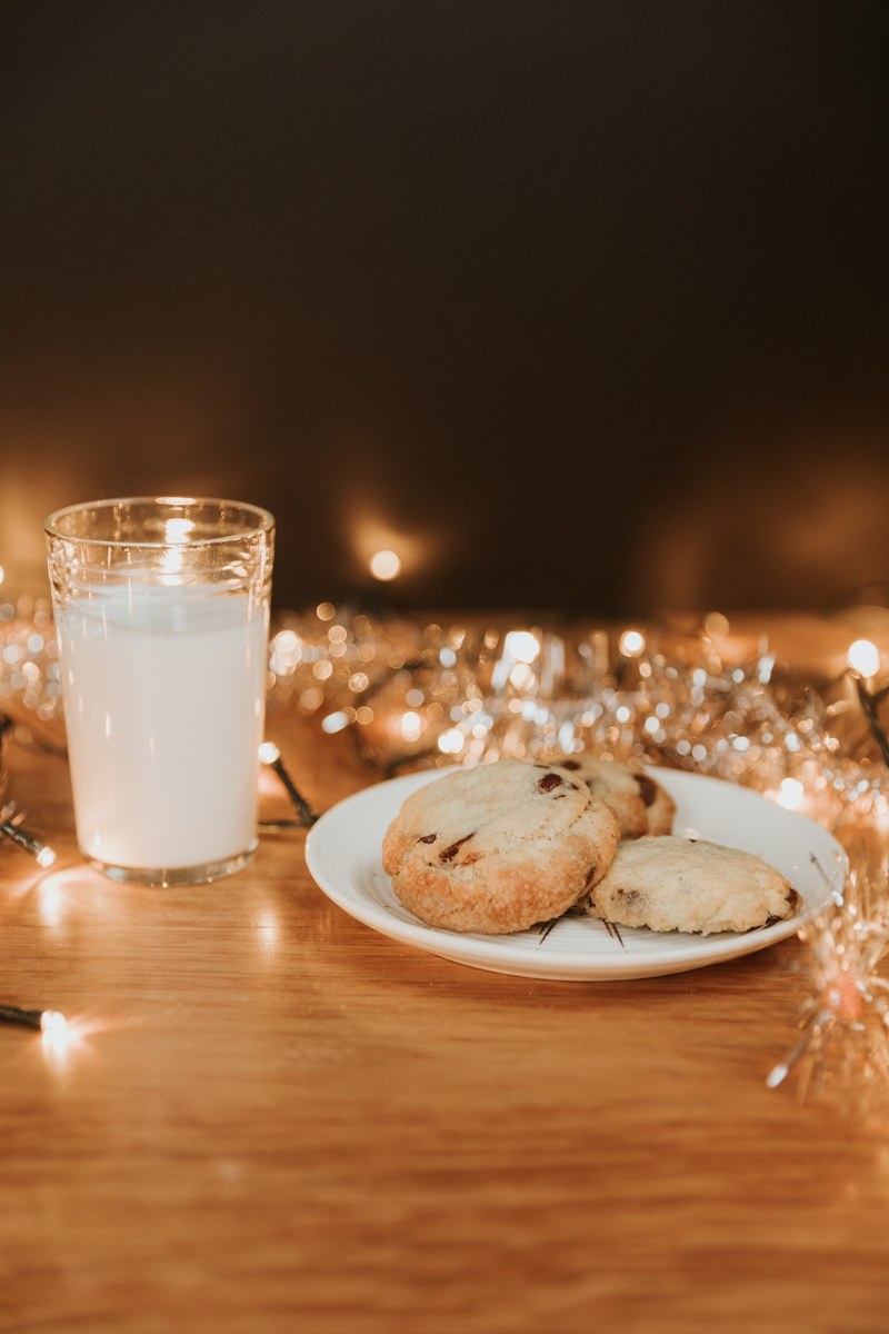milk and cookies 4k