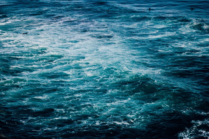 blue ocean rippling at muriwai beach, blue ocean rippling 4k