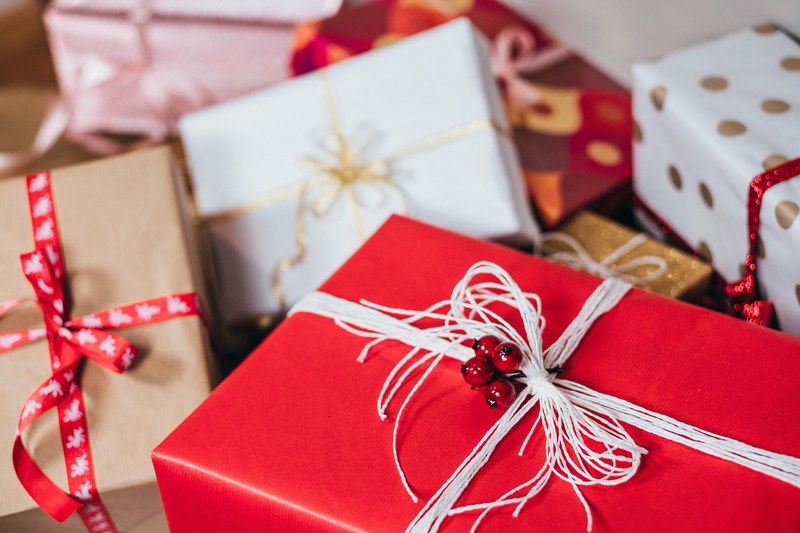 gift present giftwrap and bow 4k