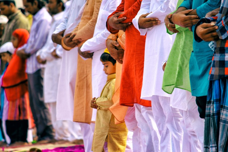 a child praying with tricolor 4k
