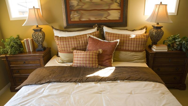 bed, blanket, pillows, tables, lamps, flowers, 4k