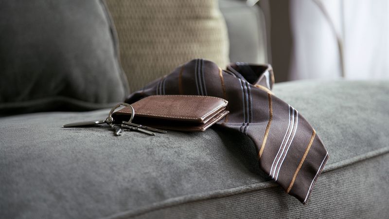 keys, wallet, tie, sofa, 4k