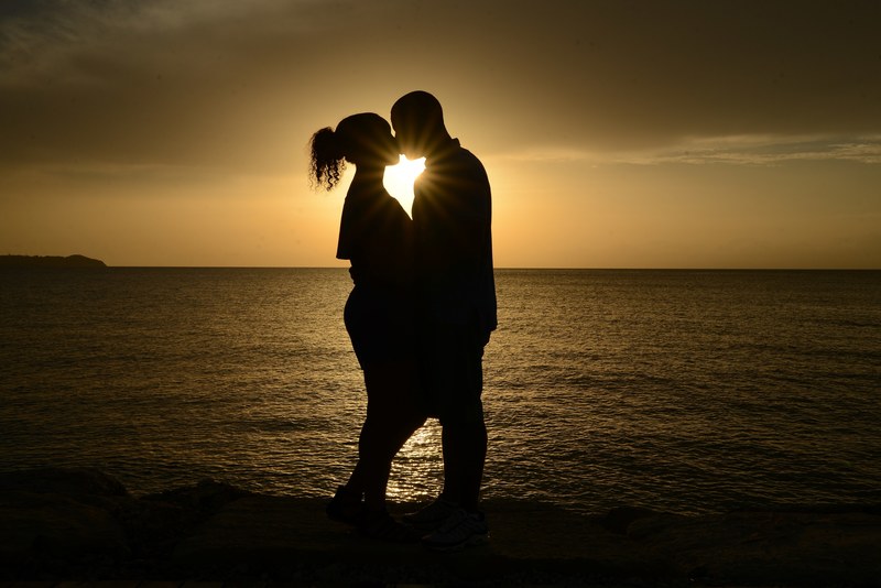 silhouette couple kiss and sunlight 4k