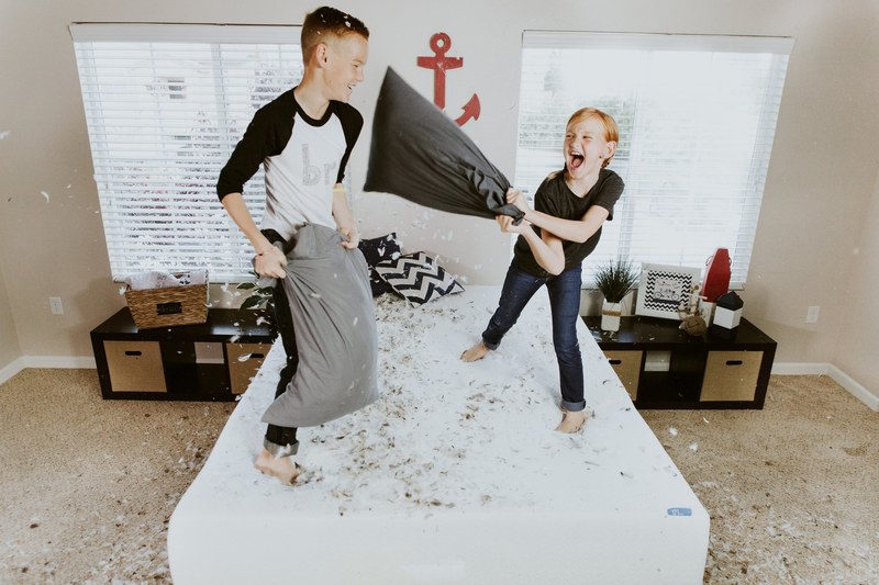 sunday morning pillow fight 4k