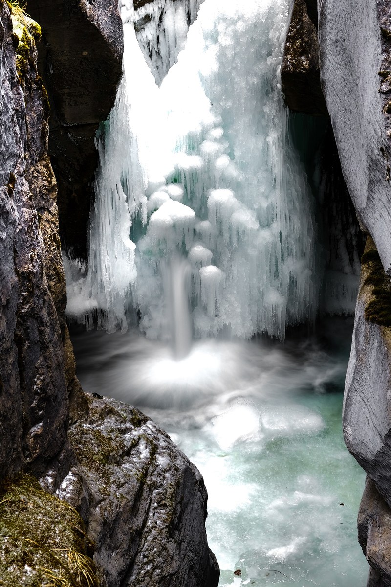 maligne canyon frozen falls 4k