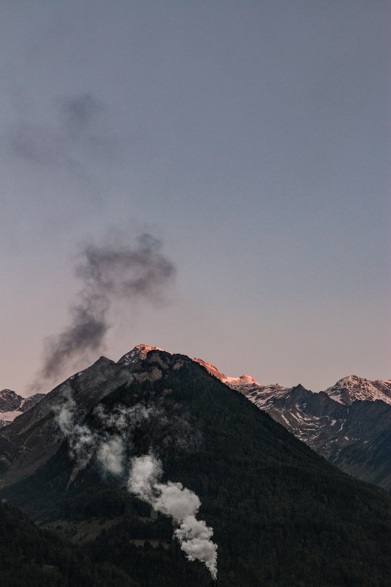 Smoke mountain. Дымка в горах. Дым в горах. Дым на горе. Дым и горы Дагомыс.