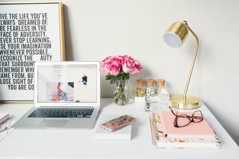 organized blogger workstation 4k