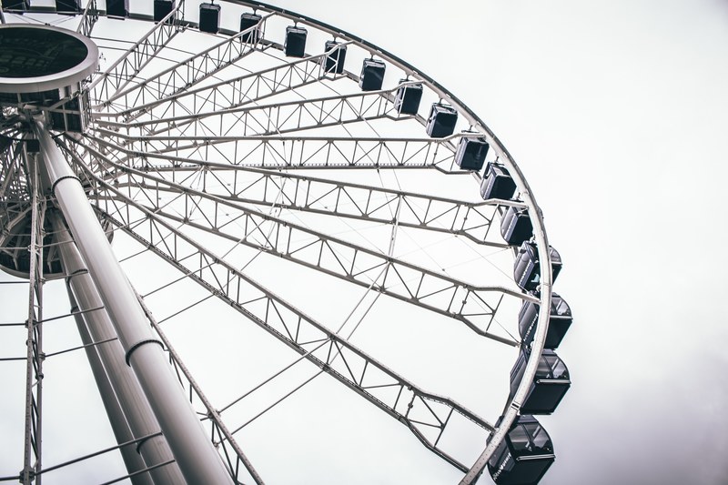 shot of a ferris wheel in a cloudy sky at navy pier, ferris wheel navy pier 4k