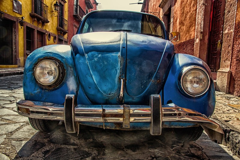 front of a rusty vintage blue volkswagen beetle on a cobblestone street blockbuster de san miguel, vintage blue volkswagen beetle 4k