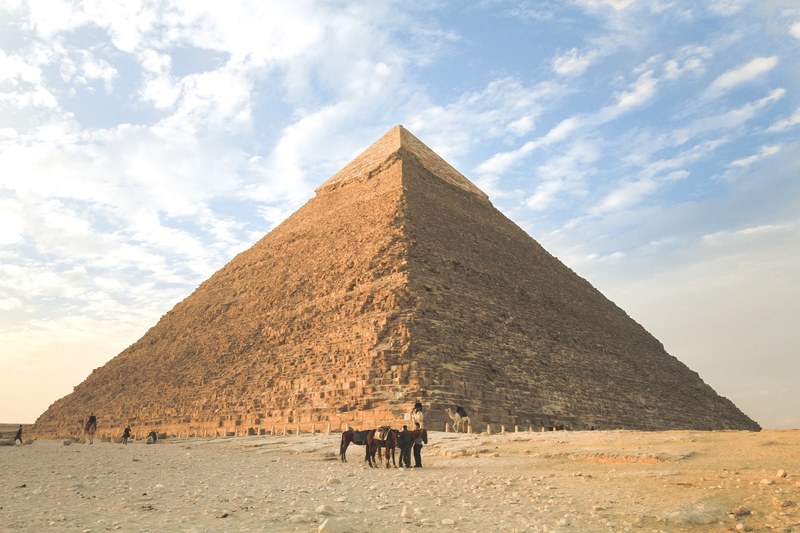 men and their horses in front of the great pyramid in egypt, pyramids of giza 4k