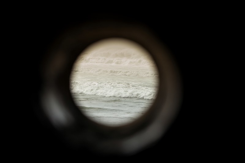 peek peep hole hole and ocean 4k