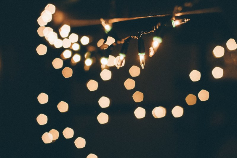 white christmas lights with a bokeh effect in the back, christmas lights in bokeh 4k