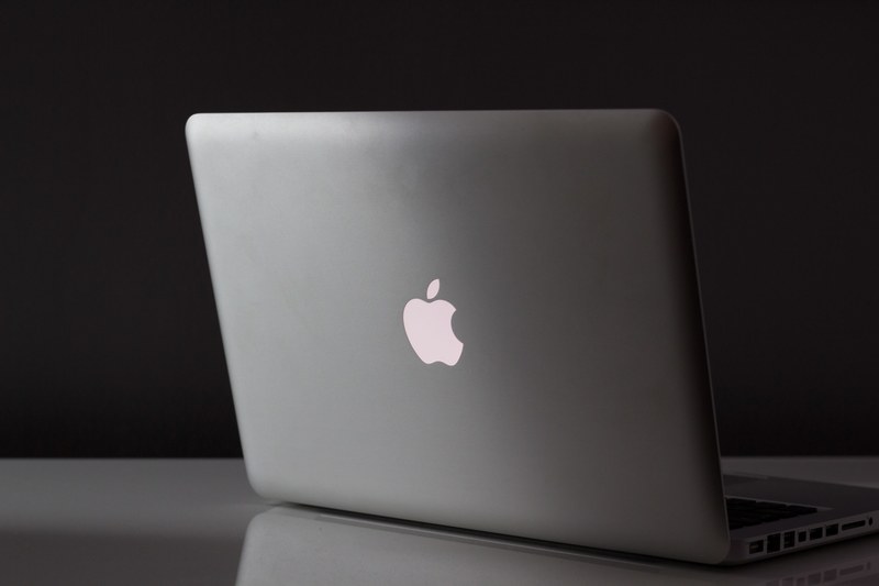the back of the lid of an open macbook laptop, apple laptop lid 4k