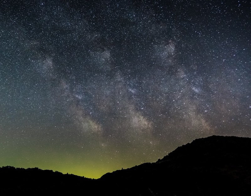 hills silhouetted against a star studded night sky captured from the robert ferguson observatory, triple milk 4k