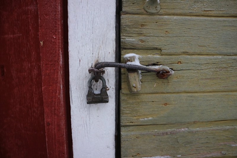 locked woodshelter door 4k