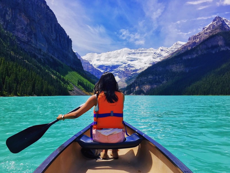 canoeing through lake louise 4k
