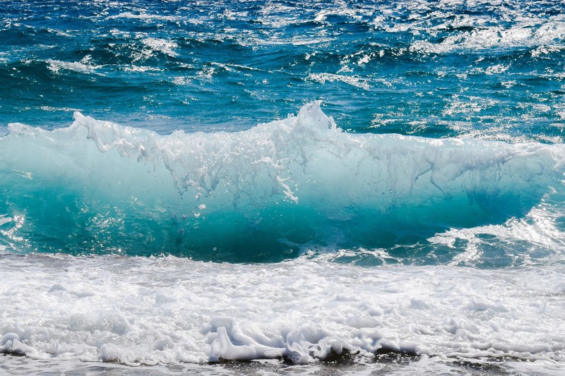 wave smashing foam spray sea nature wind power 4k