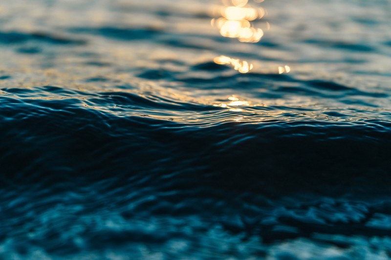 water waves ripples reflection swim blue sun 4k