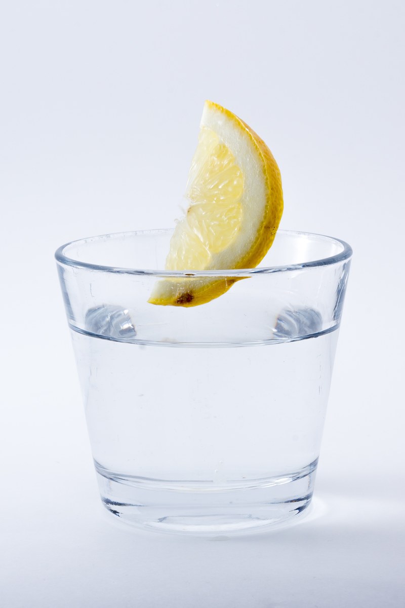 water lemon drink refreshment glass immersion 4k