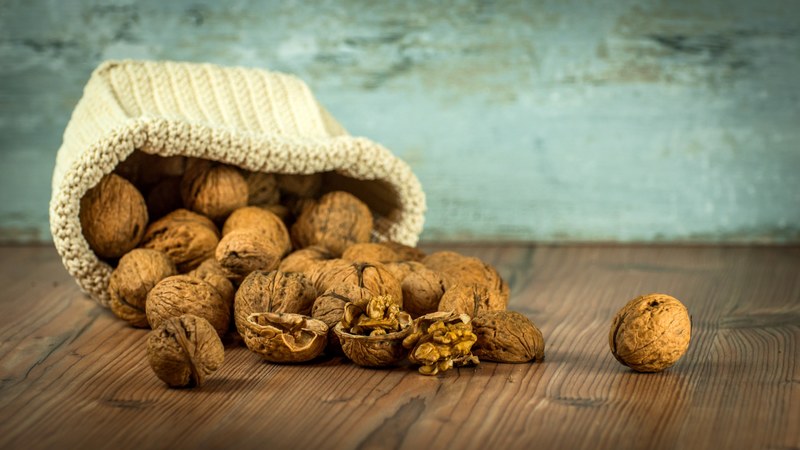 walnuts nuts dump spill bag table still life 4k