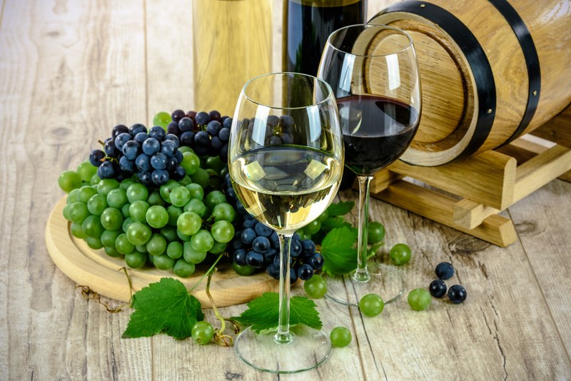 two types of wine white wine glass grapes bottle 4k