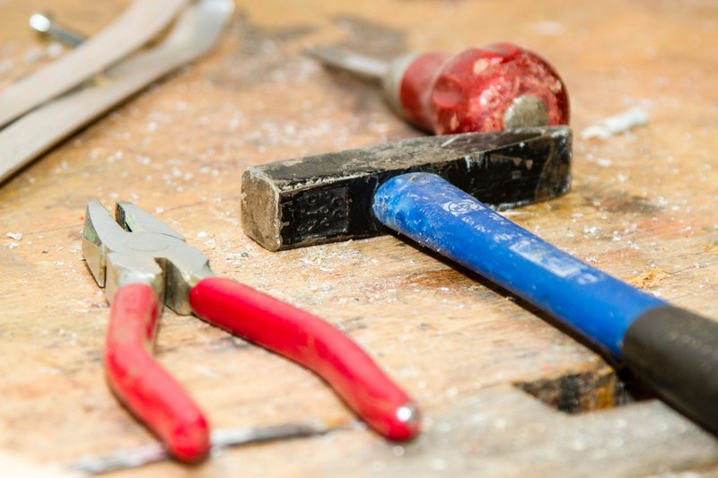tool work bench hammer pliers craftsmen repair 4k