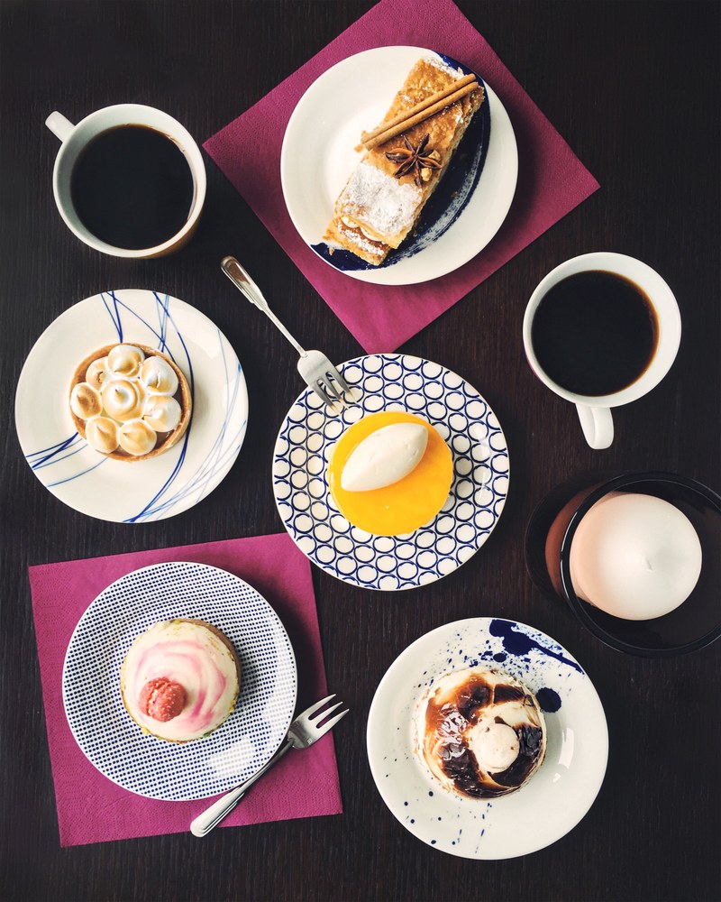 table dessert coffee on the table cake americano 4k