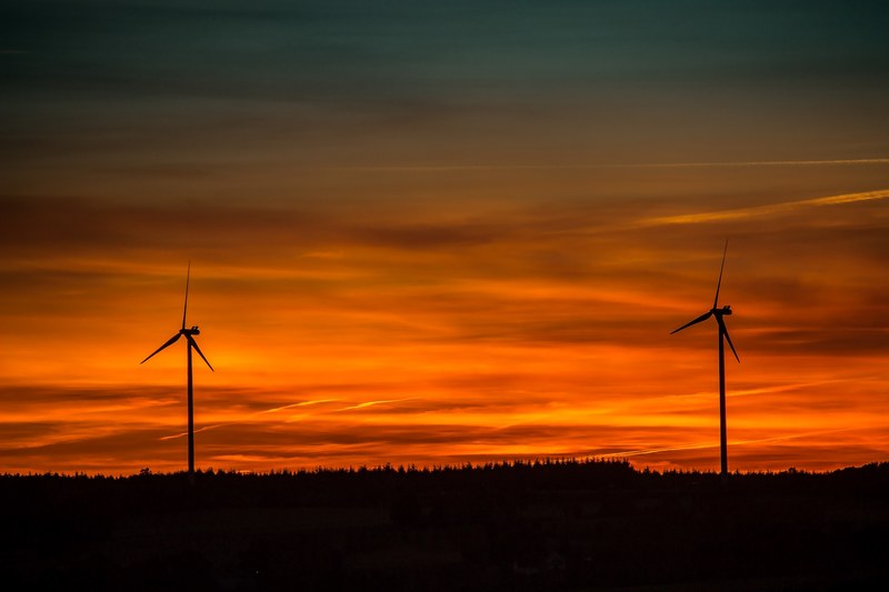 sunset setting sun windräder abendstimmung 4k