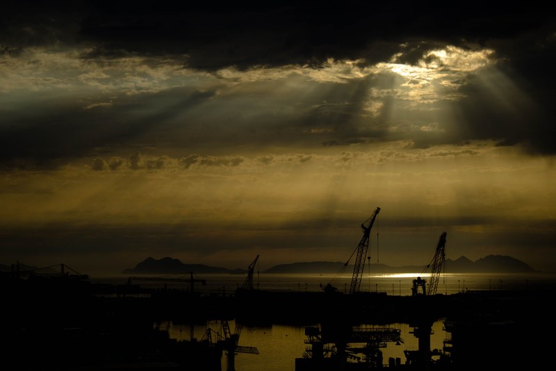 sunset backlight cies city cranes rays sun 4k