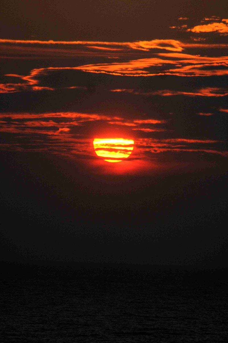 sun setting sun sunset water clouds sky 4k