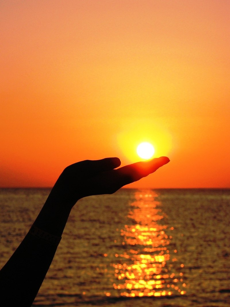 sun hand finger light summer sea red sunset 4k