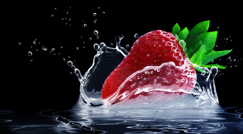 strawberry water splashes splash drop of water 4k