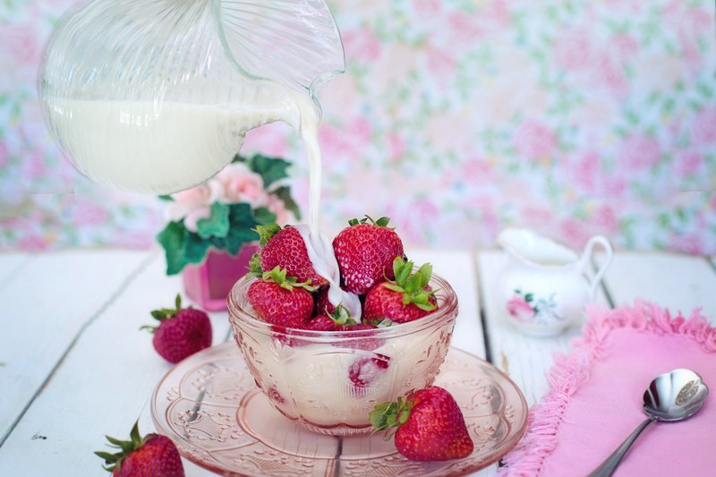 strawberries cream milk pouring pour dessert 4k