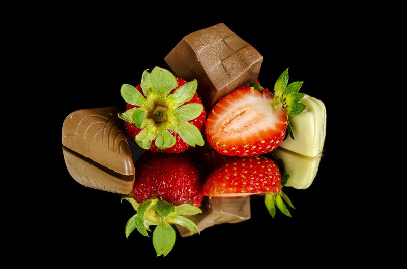 strawberries chocolate food sweet strawberry fruit 4k